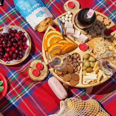 Eight-Guest Coastal Table